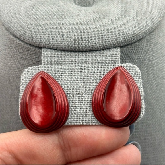 Vintage 80's Lipstick Cherry Red Lightweight Textured Teardrop 3D Stud Earrings - Picture 2 of 8